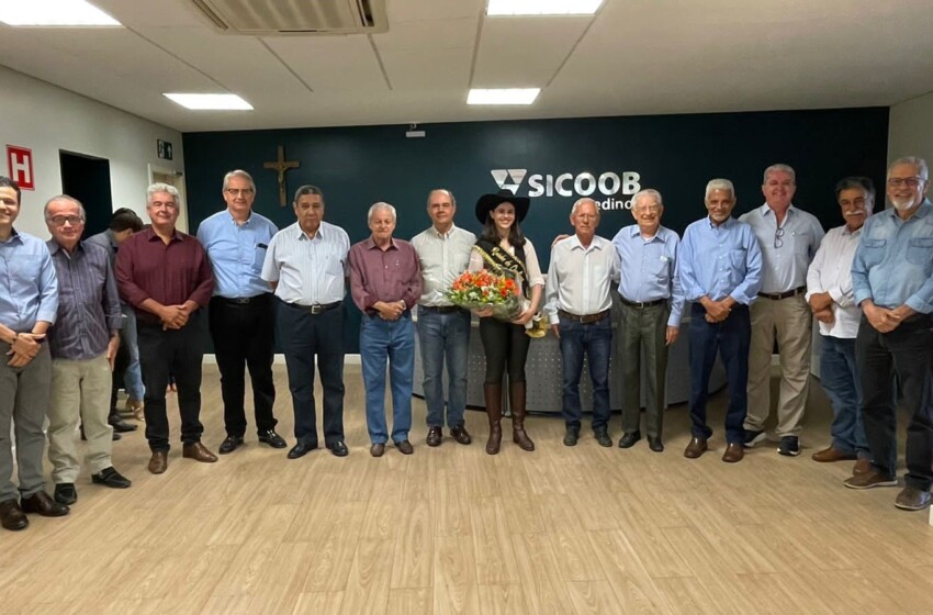  Rainha do Sicoob Credinor na 49ª Expomontes visita cooperativa