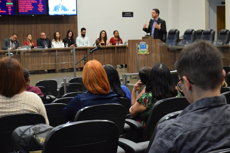  Audiência discute inclusão de psicólogos e assistentes sociais na rede de ensino