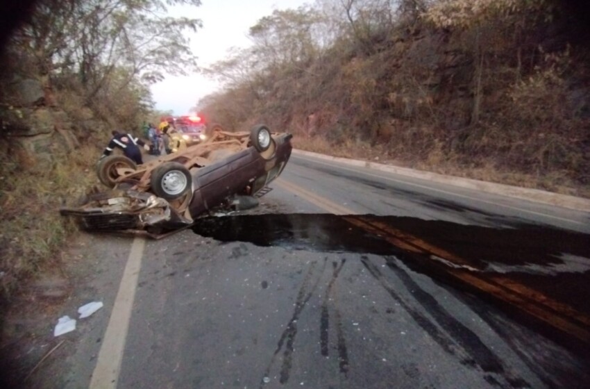  Carro tomba na saída de Nova Esperança