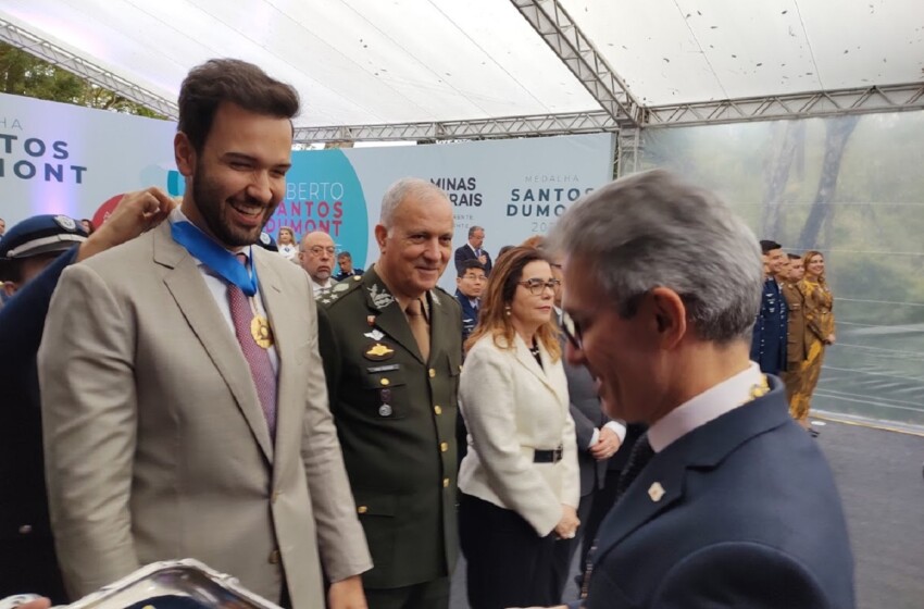  Presidente da ALMG recebe a medalha Santos Dumont