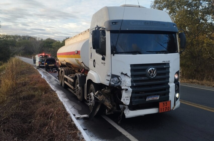  Colisão entre caminhão-tanque e carro de passeio