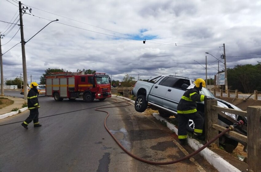  Carro bate, fica pendurado e começa incendiar