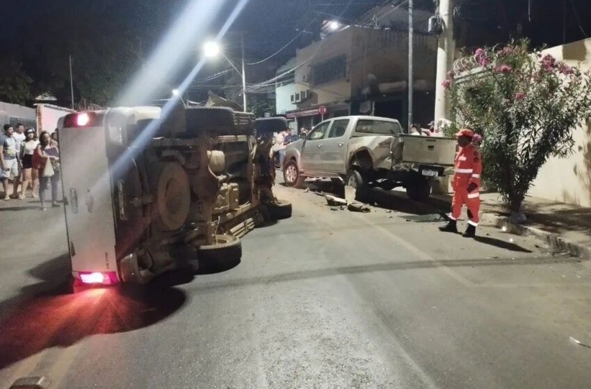  Motorista fica preso em colisão de caminhonetes