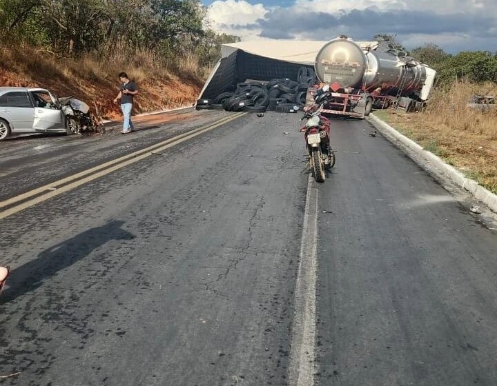  Carretas se chocam e deixam BR-365 interditada