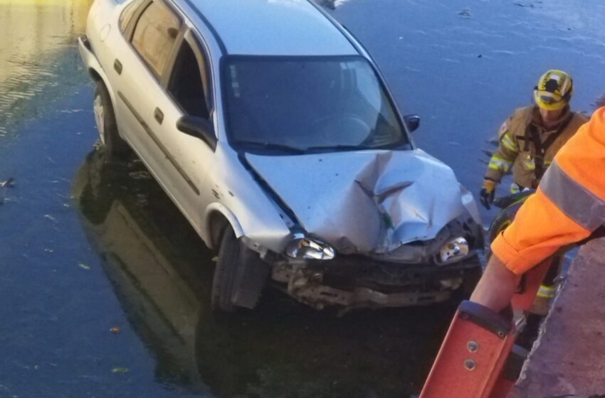  Carro cai no córrego da Vicente Guimarães