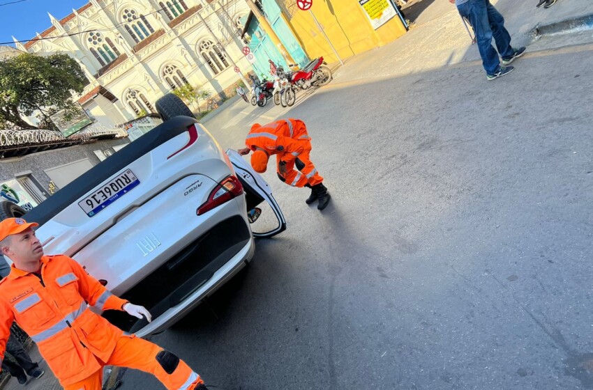  Capotamento de carro no centro de Montes Claros