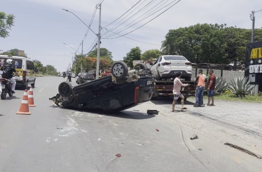  Acidente com moto e dois carros deixa dois feridos, na Magalhães Pinto