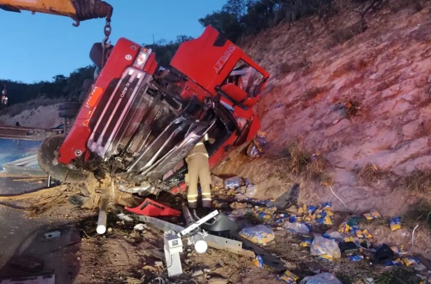  Motorista perde o controle e carreta tomba na serra de Francisco Sá