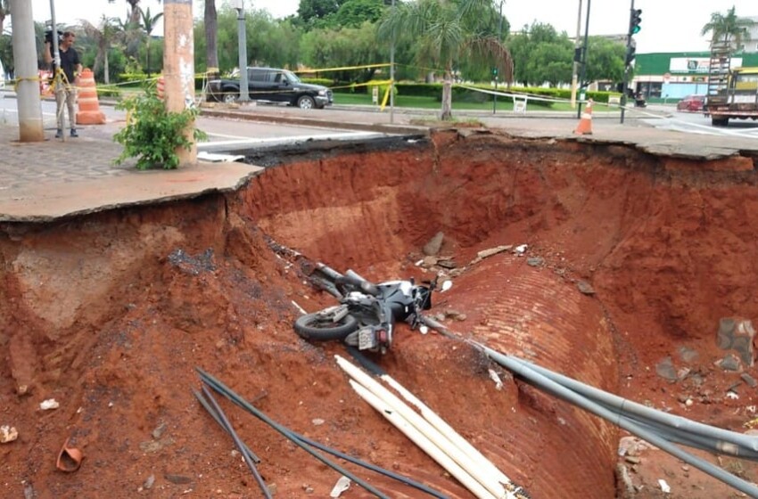  Motociclista inabilitado cai em buraco