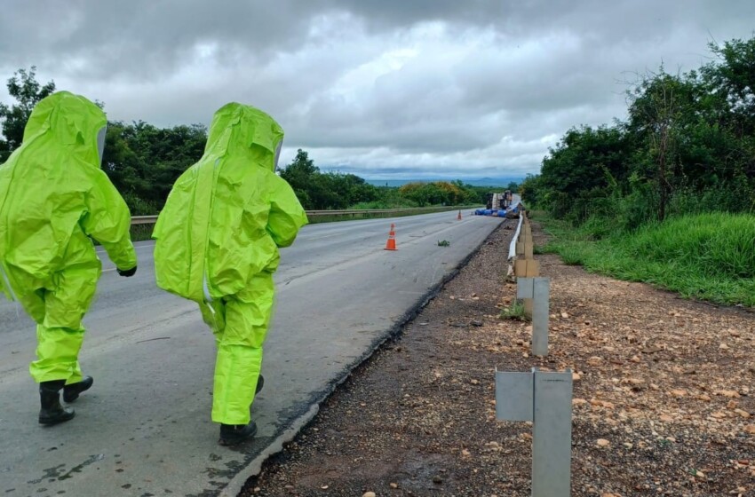  Caminhão com produtos perigosos tomba na BR-251