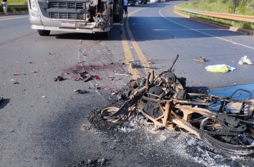  Duas pessoas morrem em colisão entre moto e caminhão