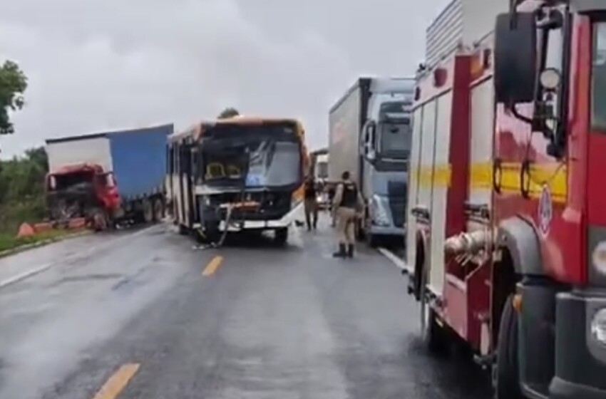  Colisão entre dois ônibus e dois caminhões no Vale das Cancelas