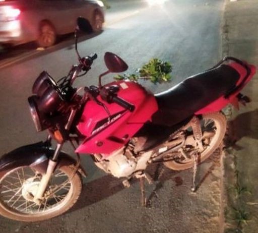  Perde o controle da moto, bate no poste e morre