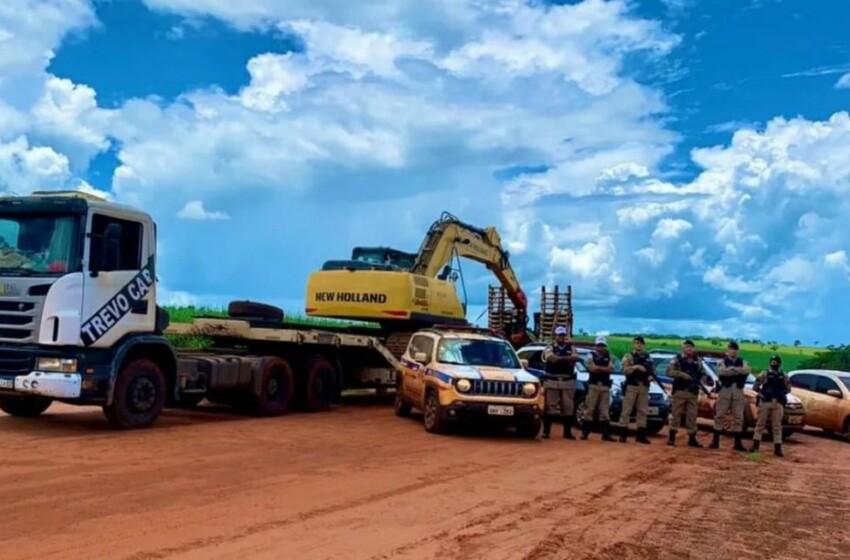  PM recupera retroescavadeira roubada e prende assaltantes