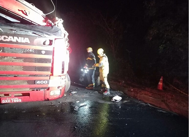  Motorista de caminhão de carvão morre em acidente na BR-135