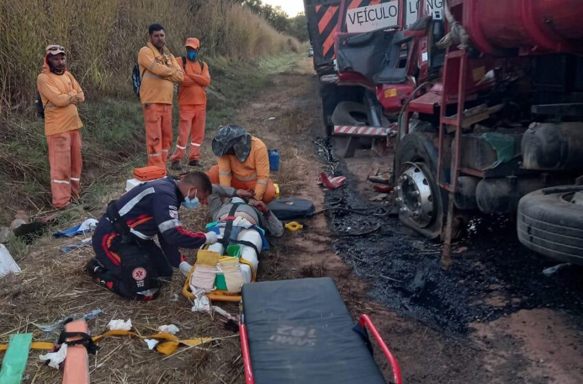  Motorista fica ferido em colisão de caminhão caçamba com carreta