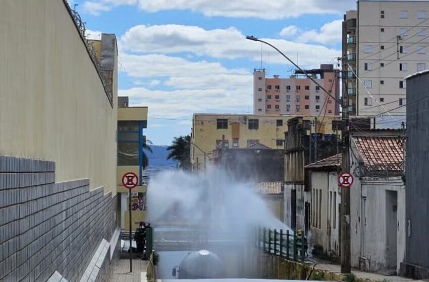  Caminhão fica preso no viaduto e vazando gás