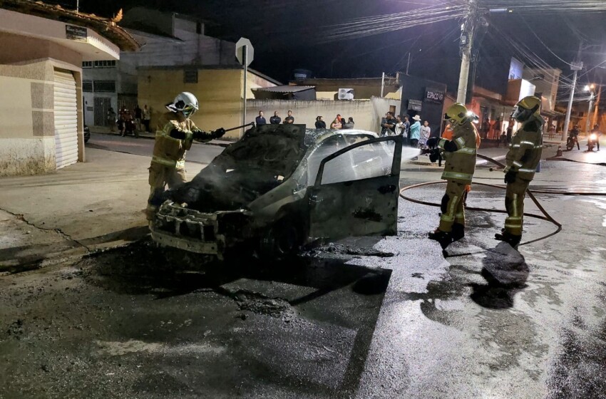  Incêndio provoca perda total de veículo