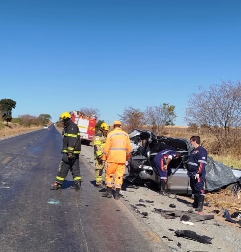  Mãe e filho morrem em colisão de carro com caminhão dos Correios