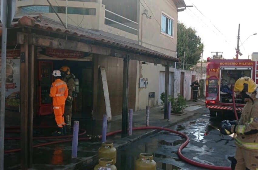  Bombeiros combatem vazamento de gás em restaurante