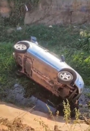  Mulher perde a direção e o carro e cai no Melancias