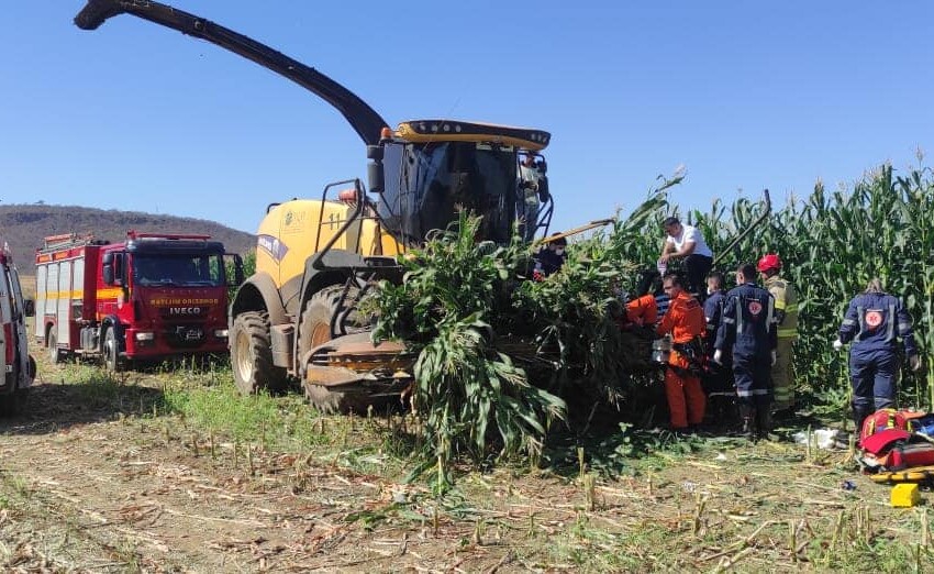  Homem tem pernas amputadas por máquina agrícola