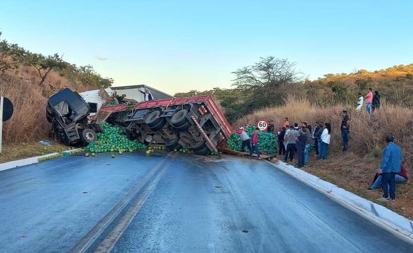  Grave acidente na serra de Francisco Sá com 15 vítimas