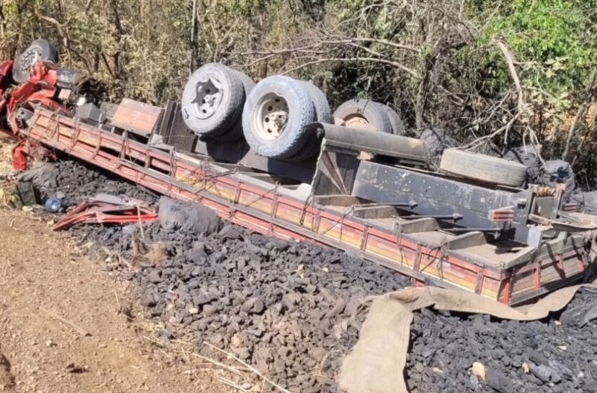  Caminhoneiro morre em capotamento próximo a Lassance