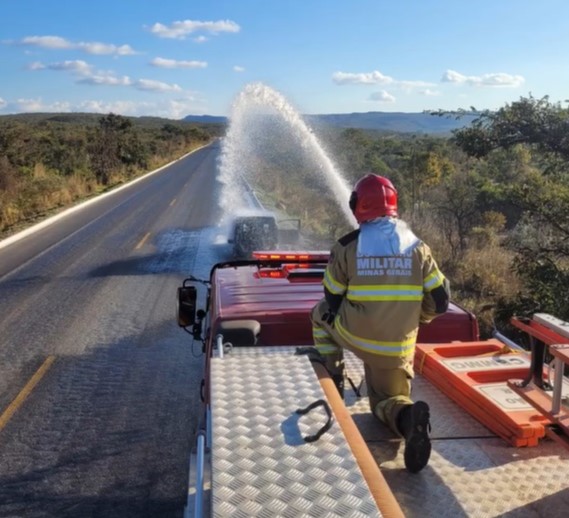  CB atende ocorrência de incêndio em veículo de Grão Mogol