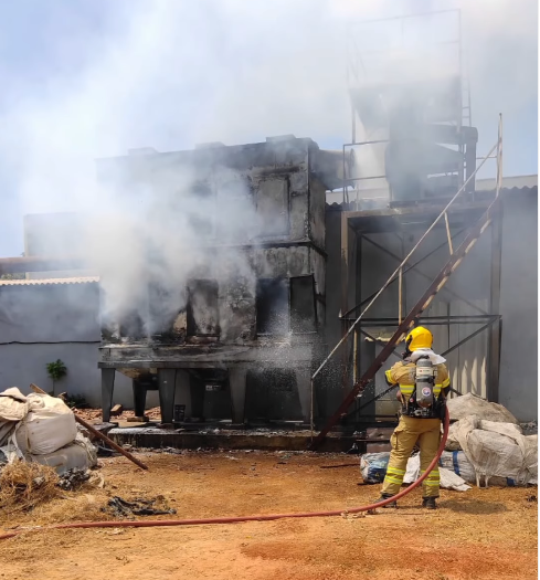  Industria é tomada por incêndio