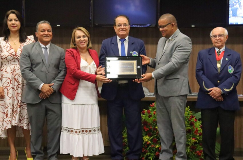  Câmara homenageia a Academia Montes-clarense de Letras