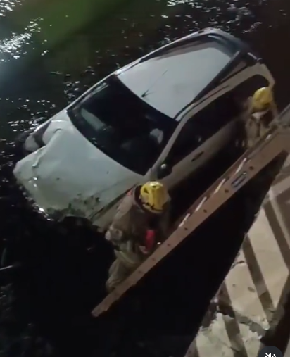  Carro cai no canal da avenida Sanitária