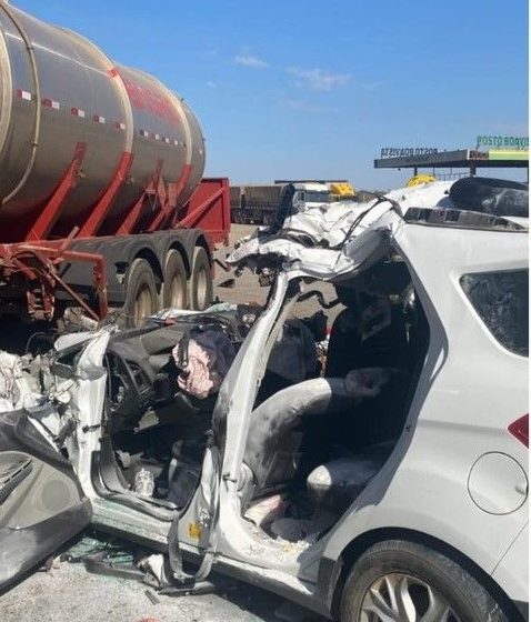  Carro bate em carreta bitrem e motorista morre preso às ferragens