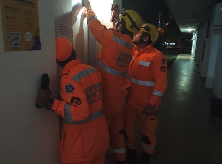  Mulheres ficam presas em elevador