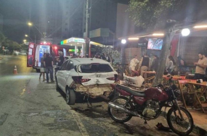  Motorista perde o controle do carro e invade bar, atingindo cliente na Avenida Sanitária.