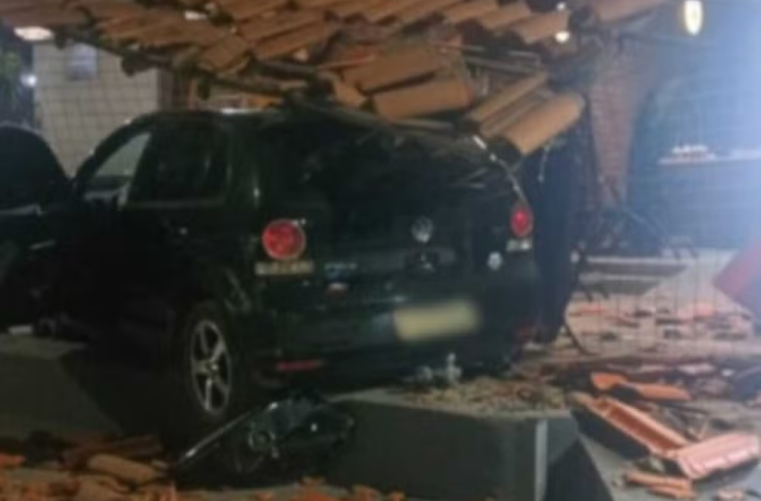  Colisão de carros atinge bar no Todos os Santos