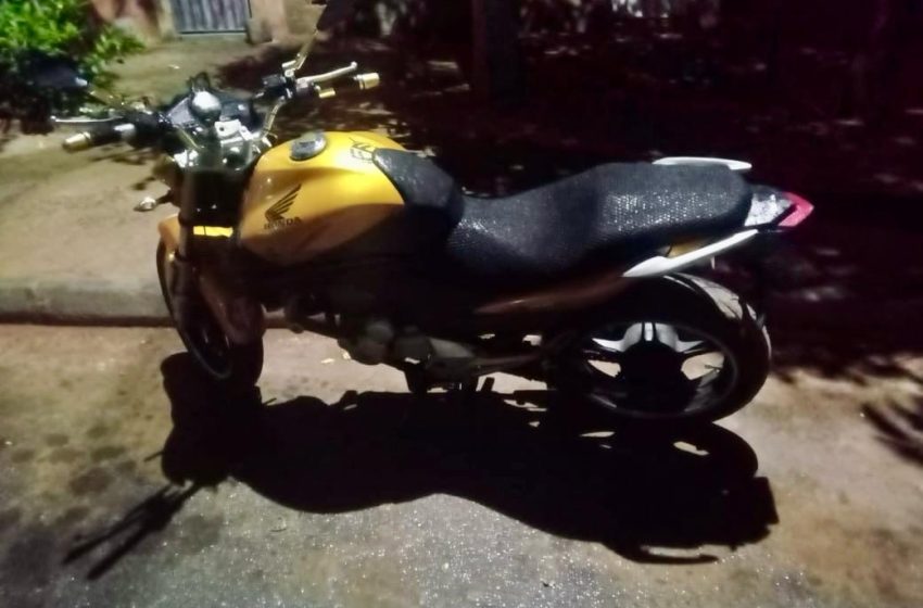  Assaltantes aplicam “mata-leão” e roubam motociclista de aplicativo 