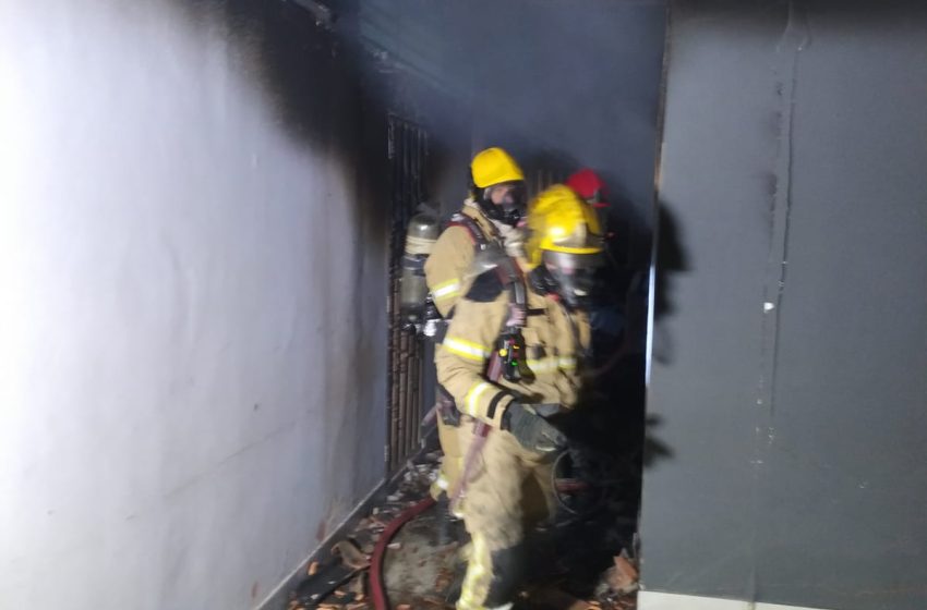  Bombeiros combatem incêndio em residência no bairro Carmelo