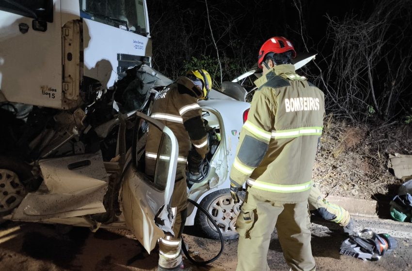  Colisão frontal provoca a morte de cinco pessoas de Mirabela