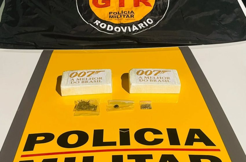  PM apreende cocaína em ônibus na MGC-135 e prende jovem por tráfico