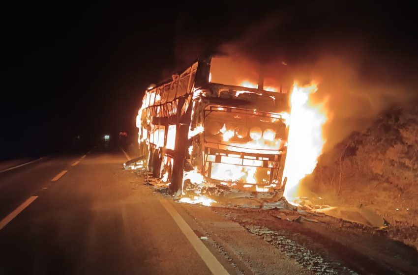 Ônibus pega fogo na MGC-122 e passageiros escapam sem ferimentos