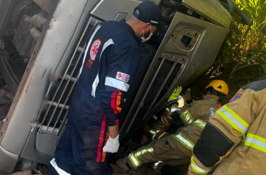  Carreta tomba na BR-251 e deixa motorista ferido