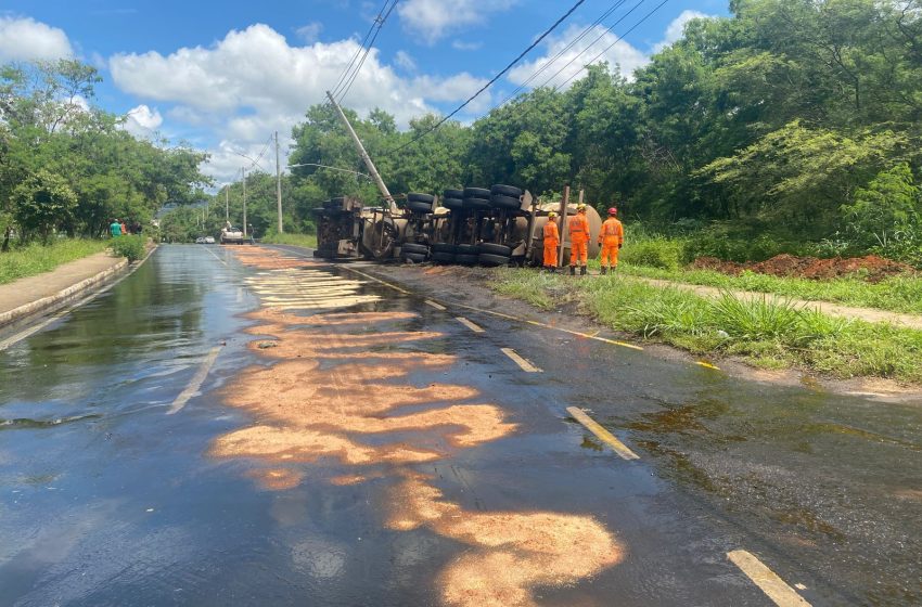  Carreta com 34 mil litros de óleo tomba e contamina o Rio Vieira