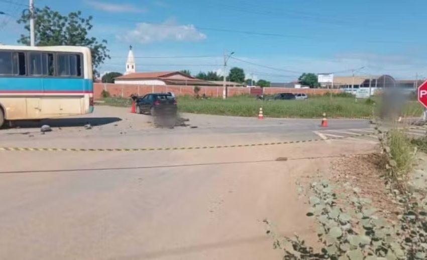  Colisão envolvendo carro, moto e ônibus deixa um morto na LMG-633, em Jaíba