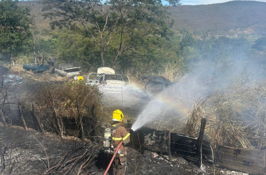  Incêndio às margens da BR-251 destrói veículos de leilão em Salinas
