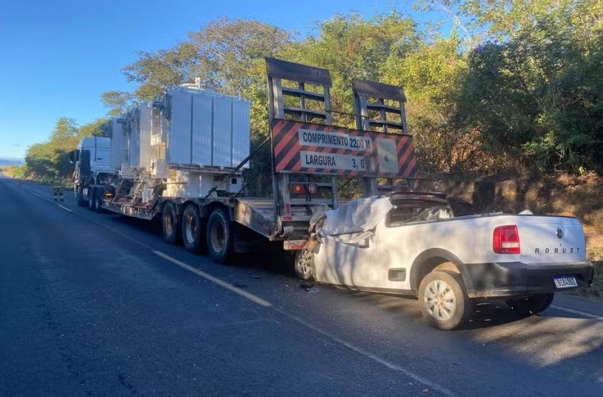  Idoso morre preso às ferragens após colisão brutal com carreta