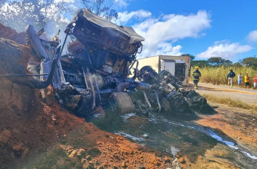  Carreta tomba, explode em chamas e motorista é salvo por helicóptero