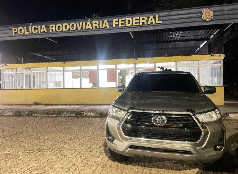  PRF recupera caminhonete roubada e prende dois homens em Montes Claros