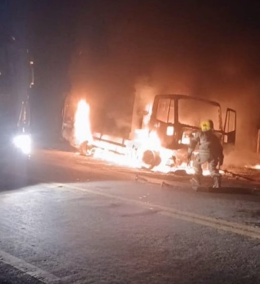  Caminhão de lixo é destruído por incêndio na MG-308, em Juramento