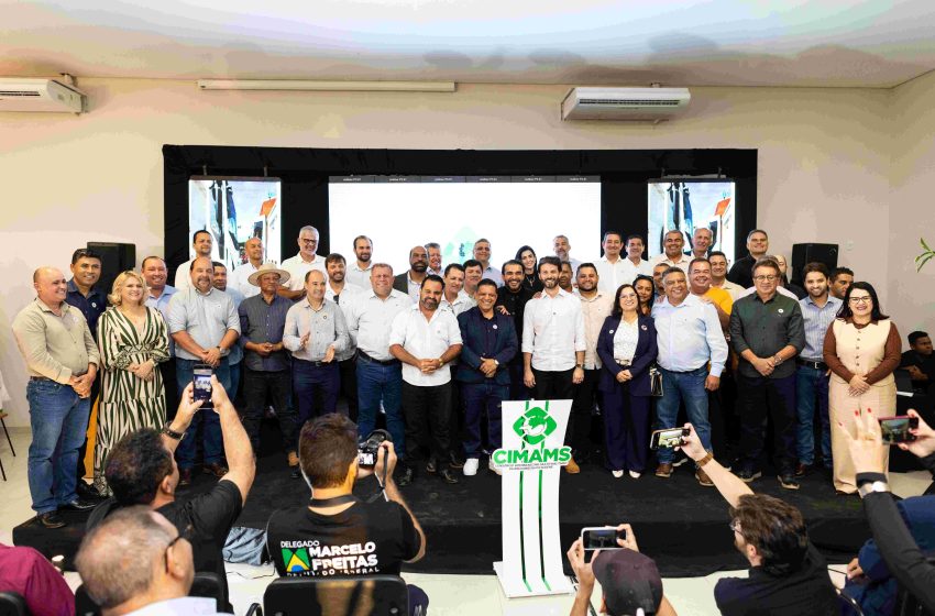  Municípios recebem tratores e máquinas via Cimams